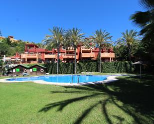 Jardí de Pis de lloguer en Marbella amb Piscina