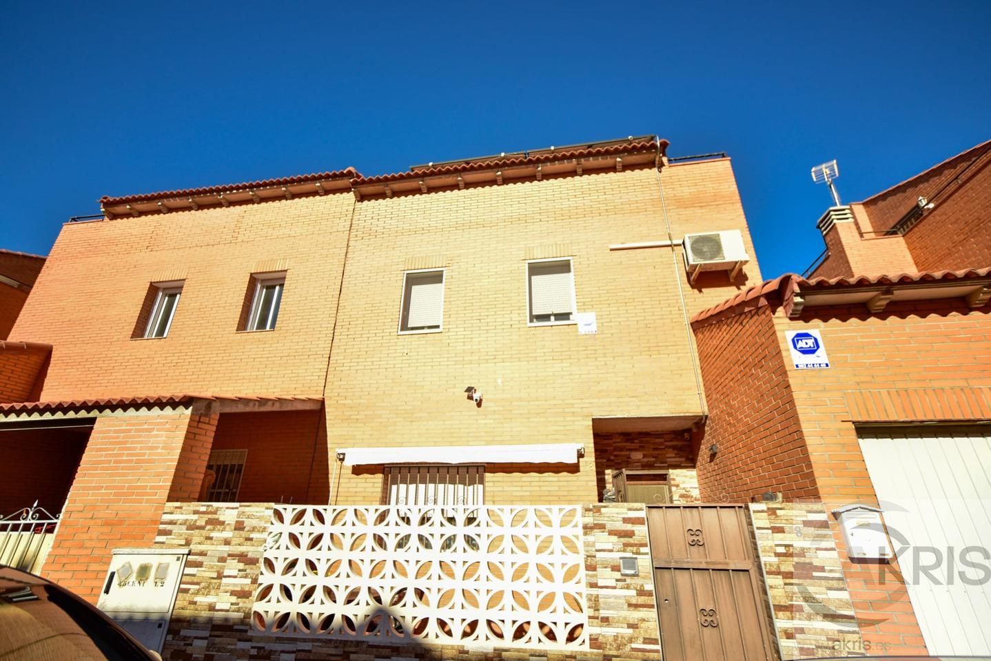 Vista exterior de Casa adosada en venda en Chozas de Canales amb Calefacció i Jardí privat