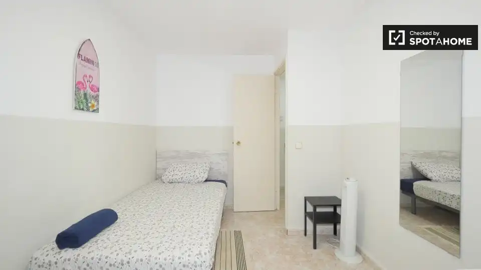 Room in Sant Pere, Sta. Caterina i la Ribera