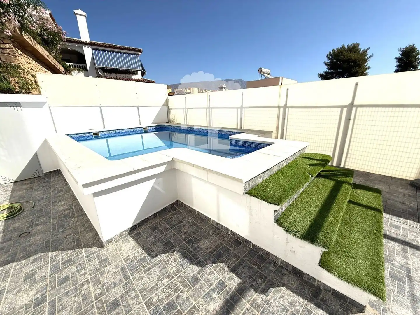 Schwimmbecken von Einfamilien-Reihenhaus zum Verkauf in Motril mit Klimaanlage, Heizung und Schwimmbad