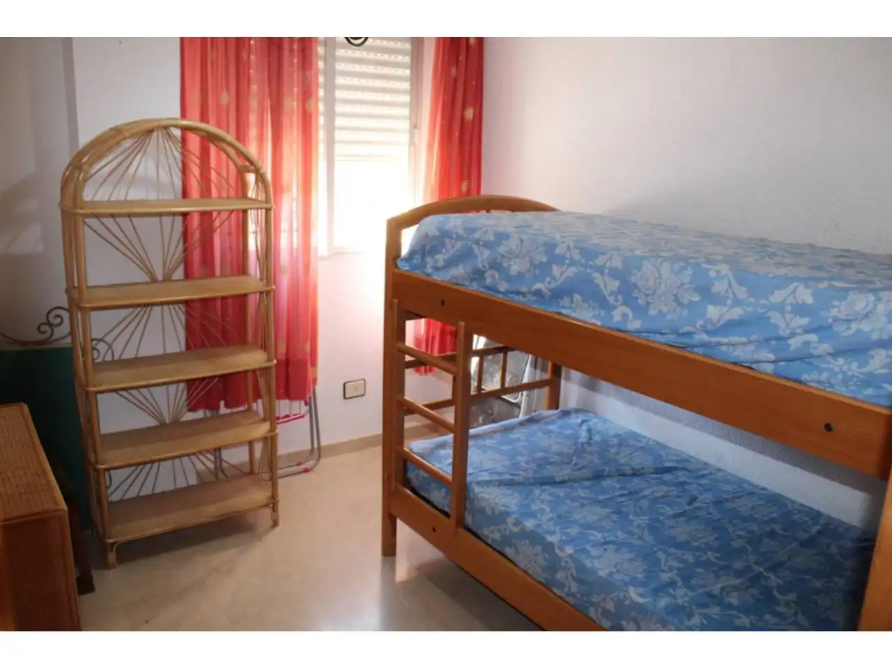 Dormitori de Apartament de lloguer en Almuñécar amb Aire condicionat, Terrassa i Moblat