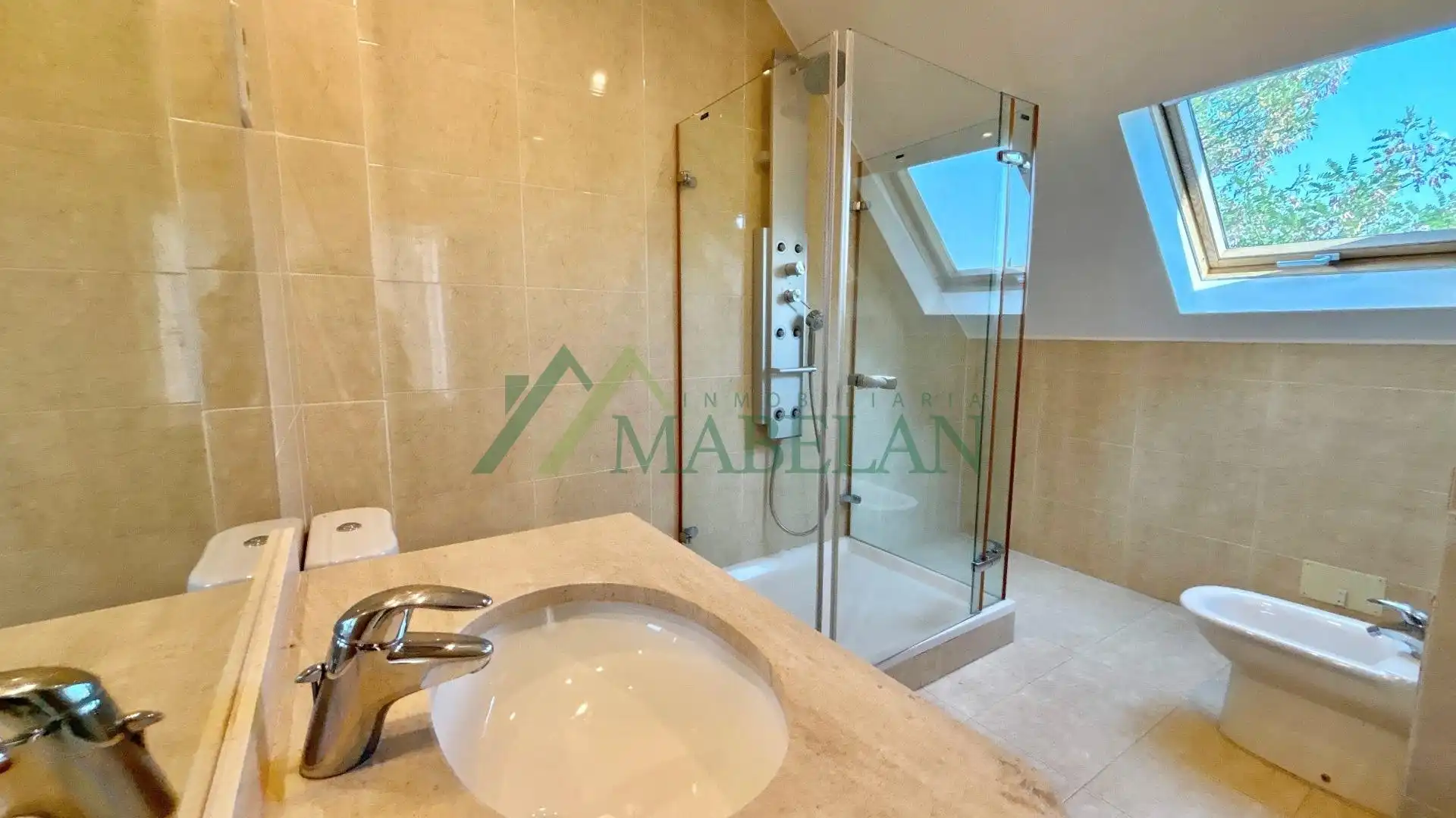 Badezimmer von Einfamilien-Reihenhaus zur Miete in Madrid mit Klimaanlage, Privatgarten und Terrasse