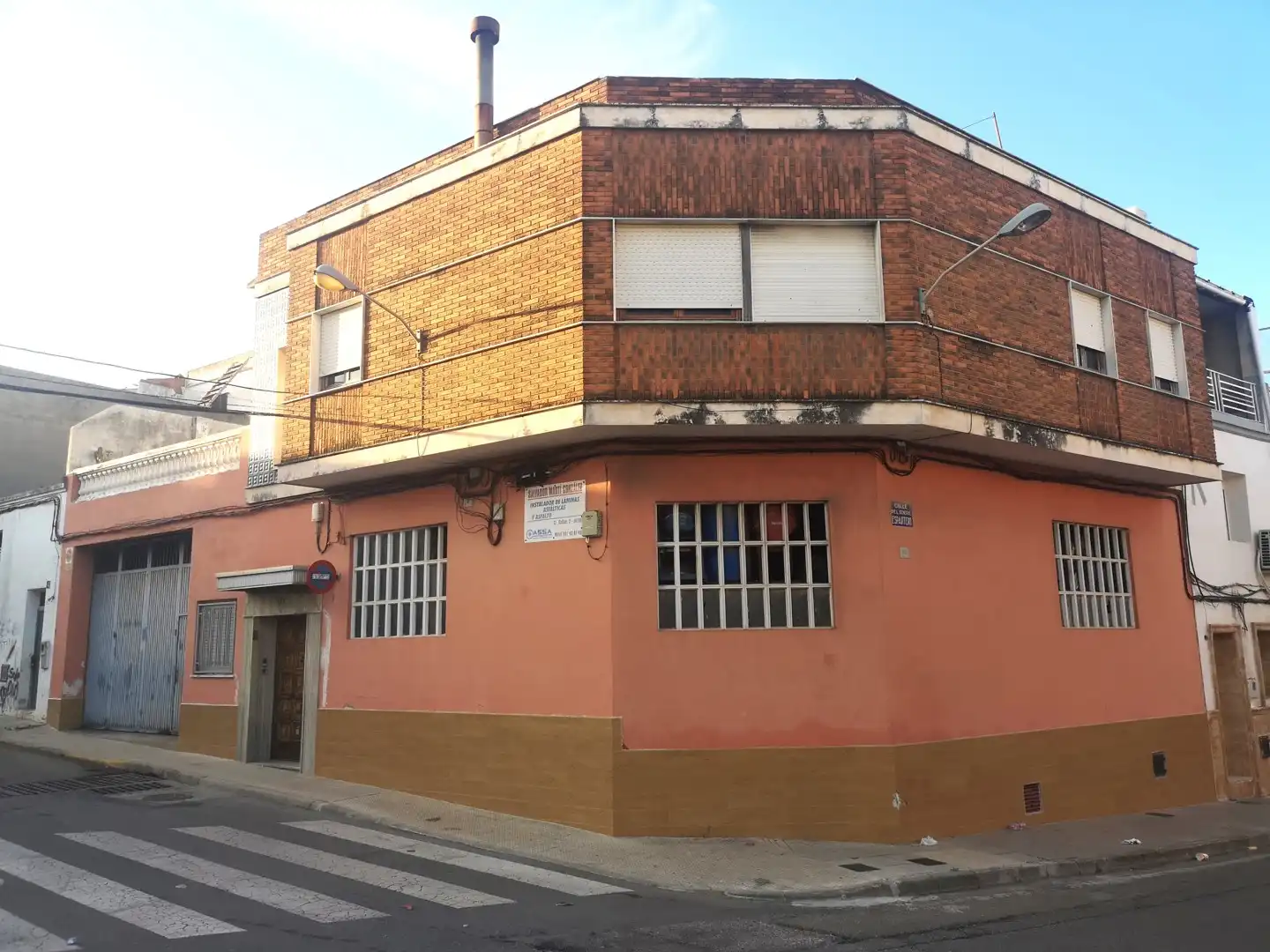 Vista exterior de Casa adosada en venda en Alzira amb Terrassa, Traster i Moblat