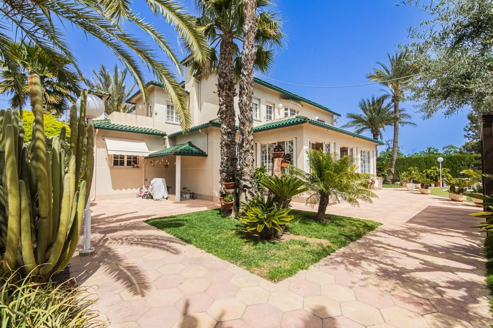 Vista exterior de Casa o chalet en venta en Elche / Elx con Jardín privado, Terraza y Piscina