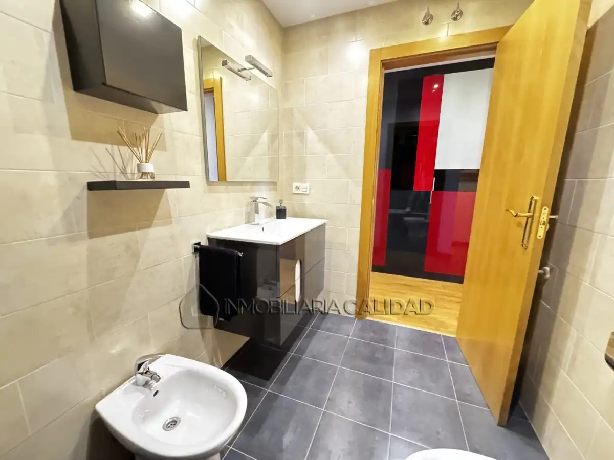 Baño de Piso en venta en Burgos con Calefacción, Terraza y Trastero