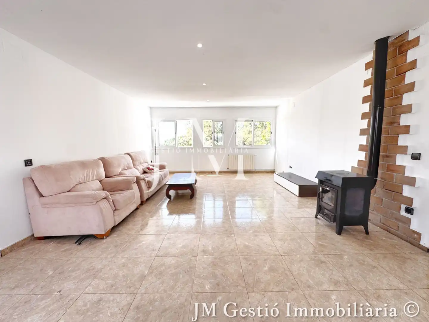 Sala d'estar de Casa o xalet en venda en Rubí amb Calefacció, Jardí privat i Piscina