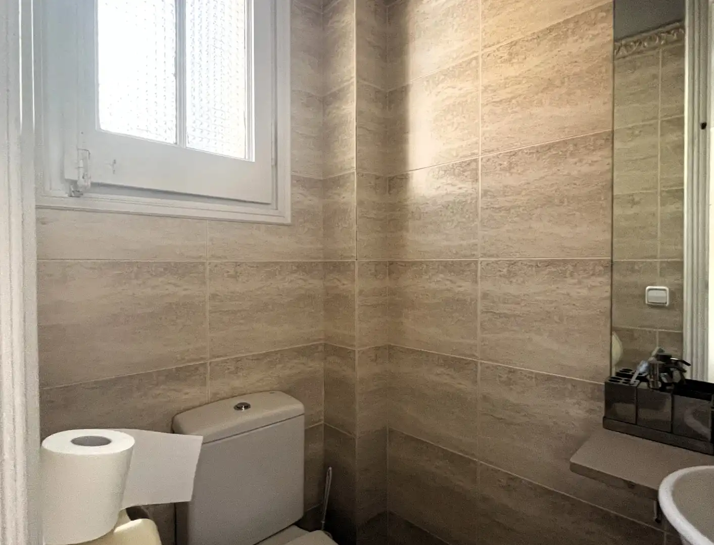 Baño de Oficina de alquiler en Barcelona con Aire acondicionado, Calefacción y Amueblado
