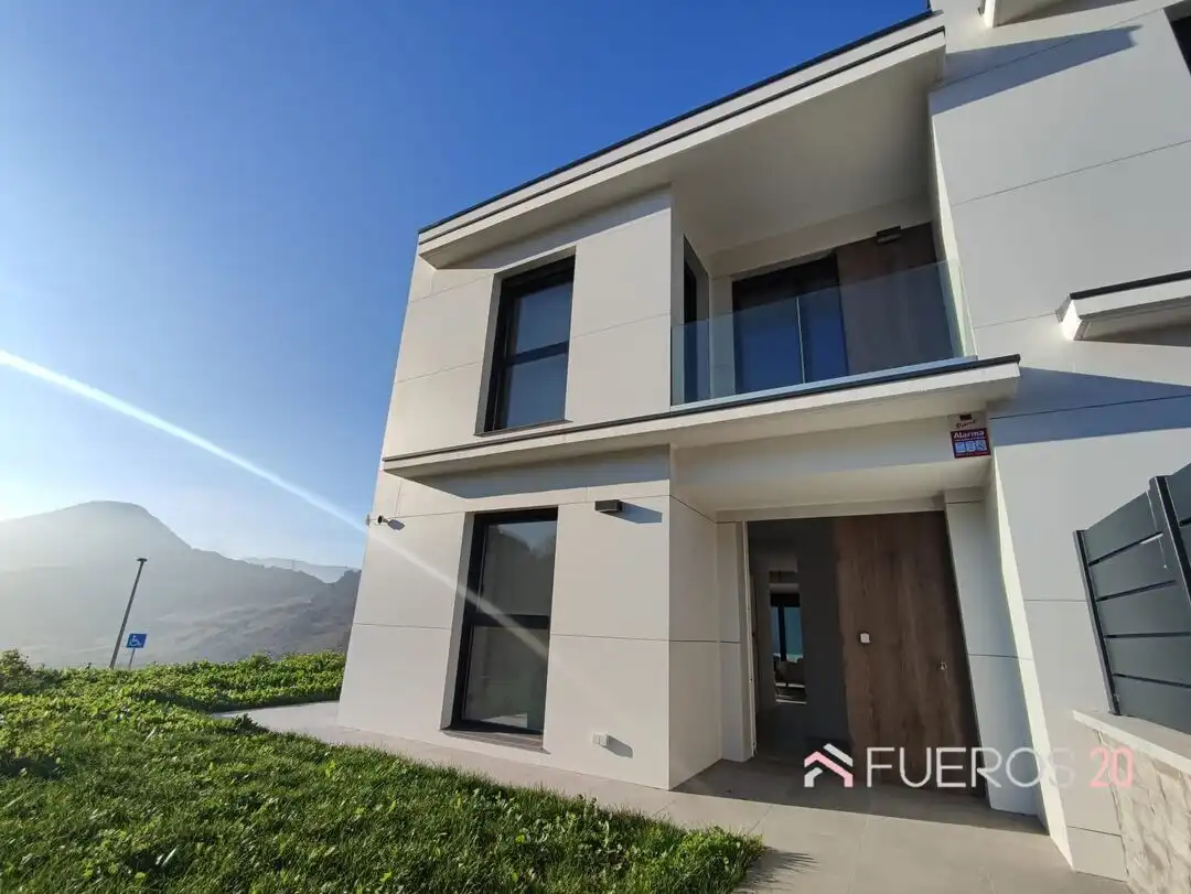 Vista exterior de Casa adosada en venta en Zierbena con Calefacción, Jardín privado y Terraza