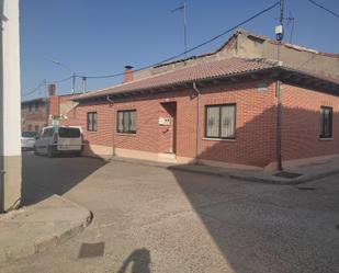 Vista exterior de Casa o xalet en venda en La Seca  amb Jardí privat, Terrassa i Traster