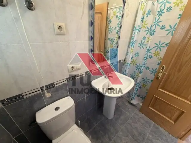 Baño de Piso en venta en Fuensalida con Terraza, Horno y Lavadora