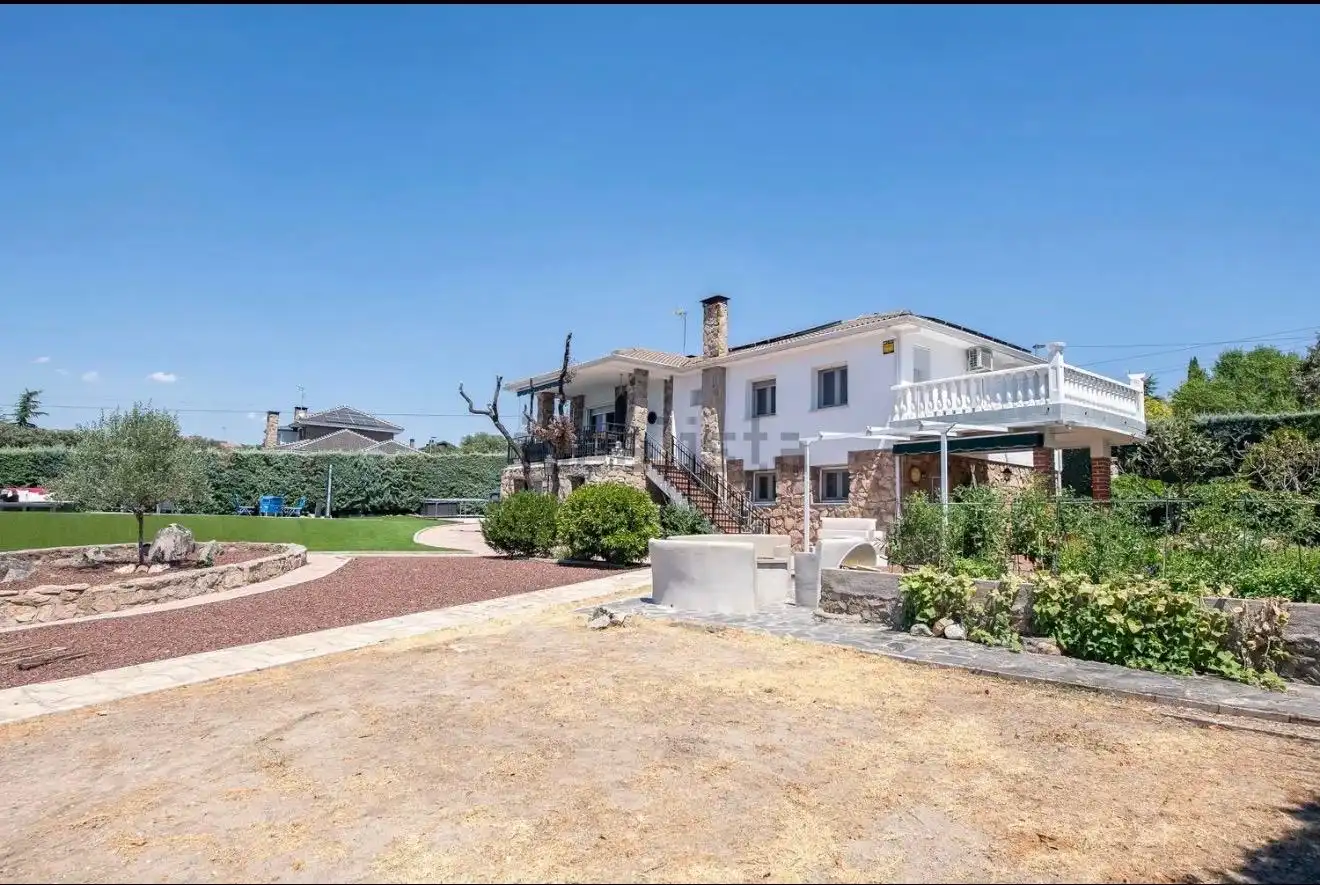 Exterior view of Houses for sale in Valdemorillo  with Air Conditioner, Heating and Private garden