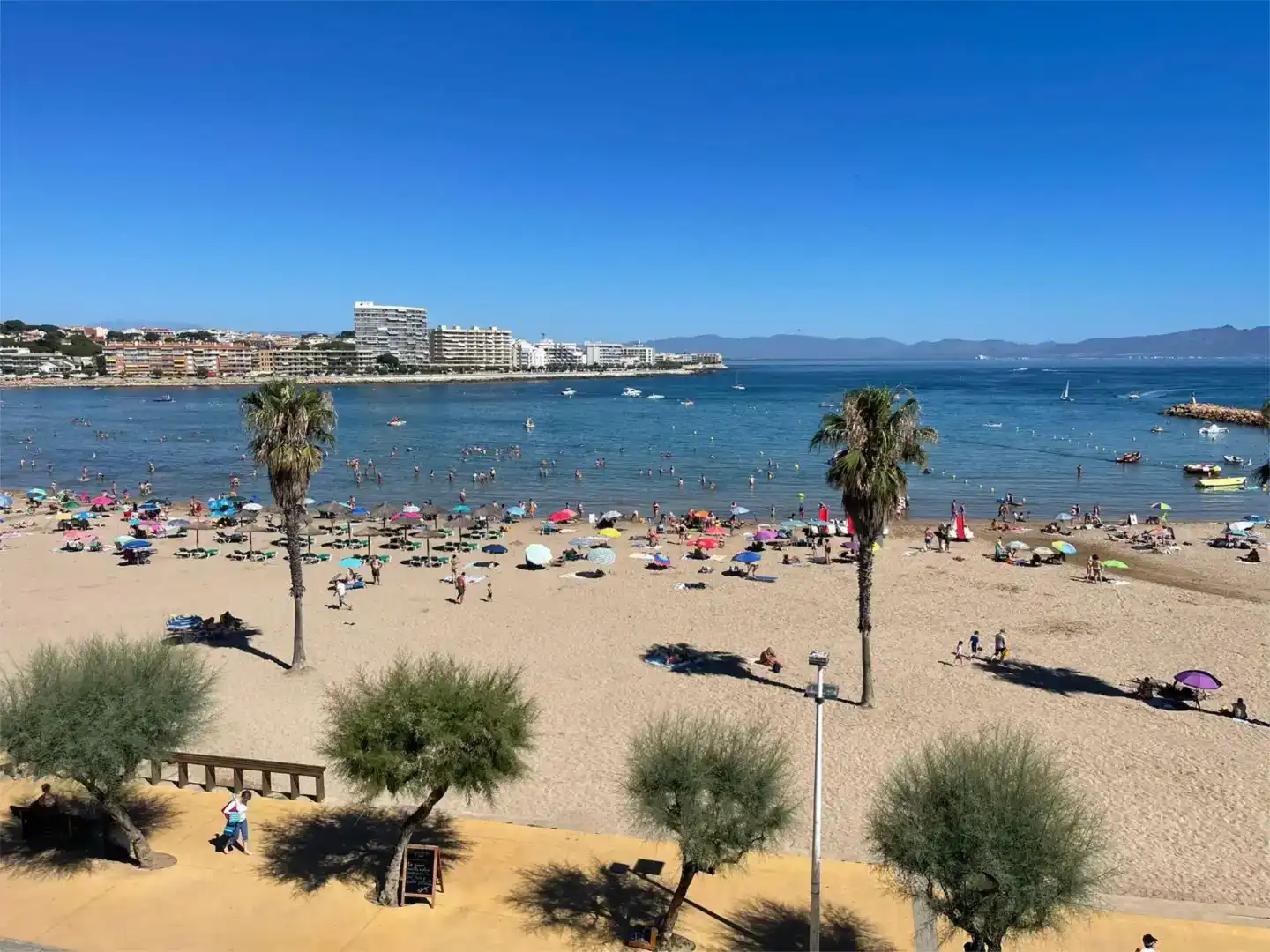 Vista exterior de Apartament en venda en L'Escala amb Aire condicionat i Balcó