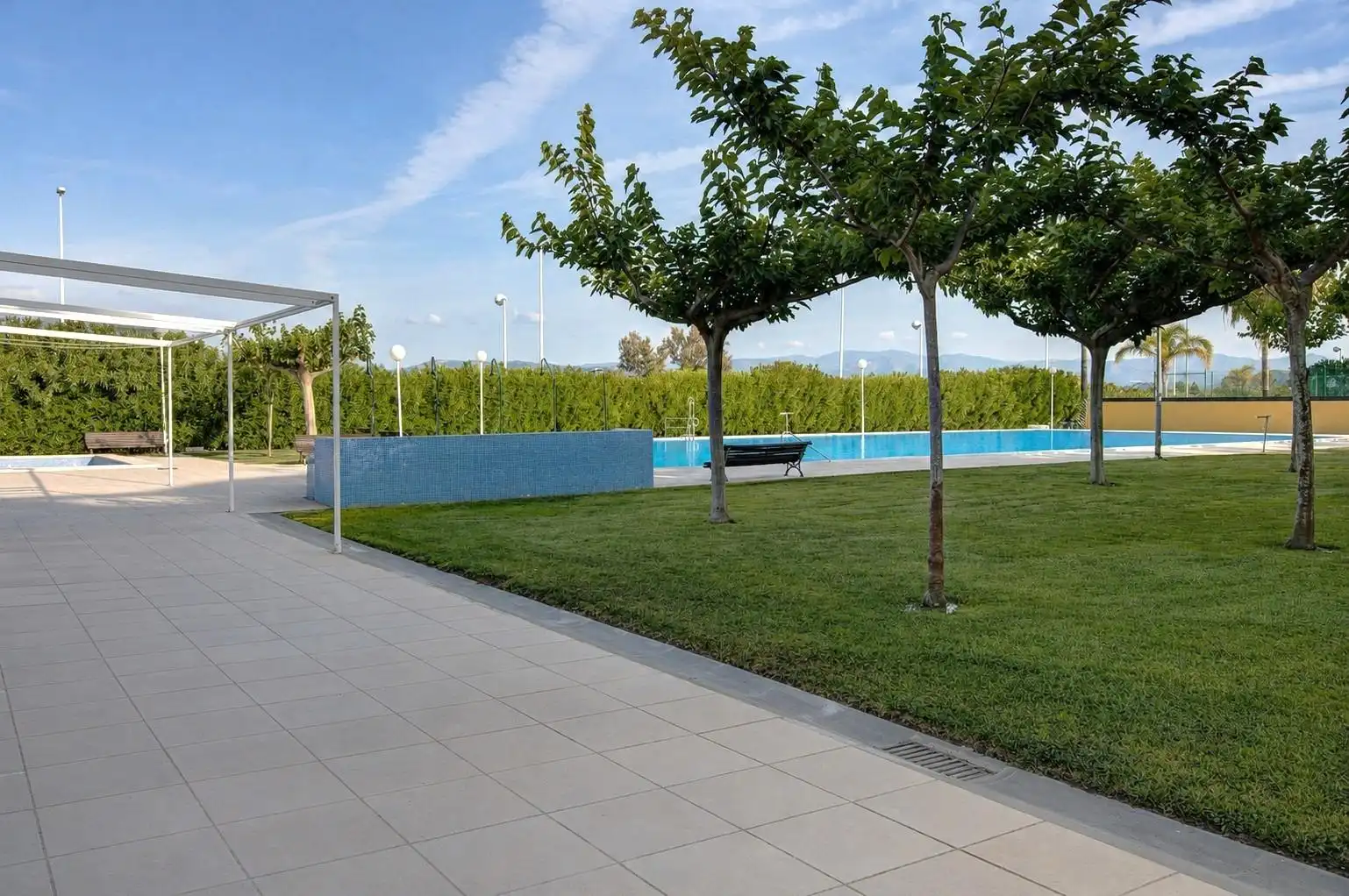 Piscina de Casa adosada en venda en Sagunto / Sagunt amb Aire condicionat, Calefacció i Jardí privat