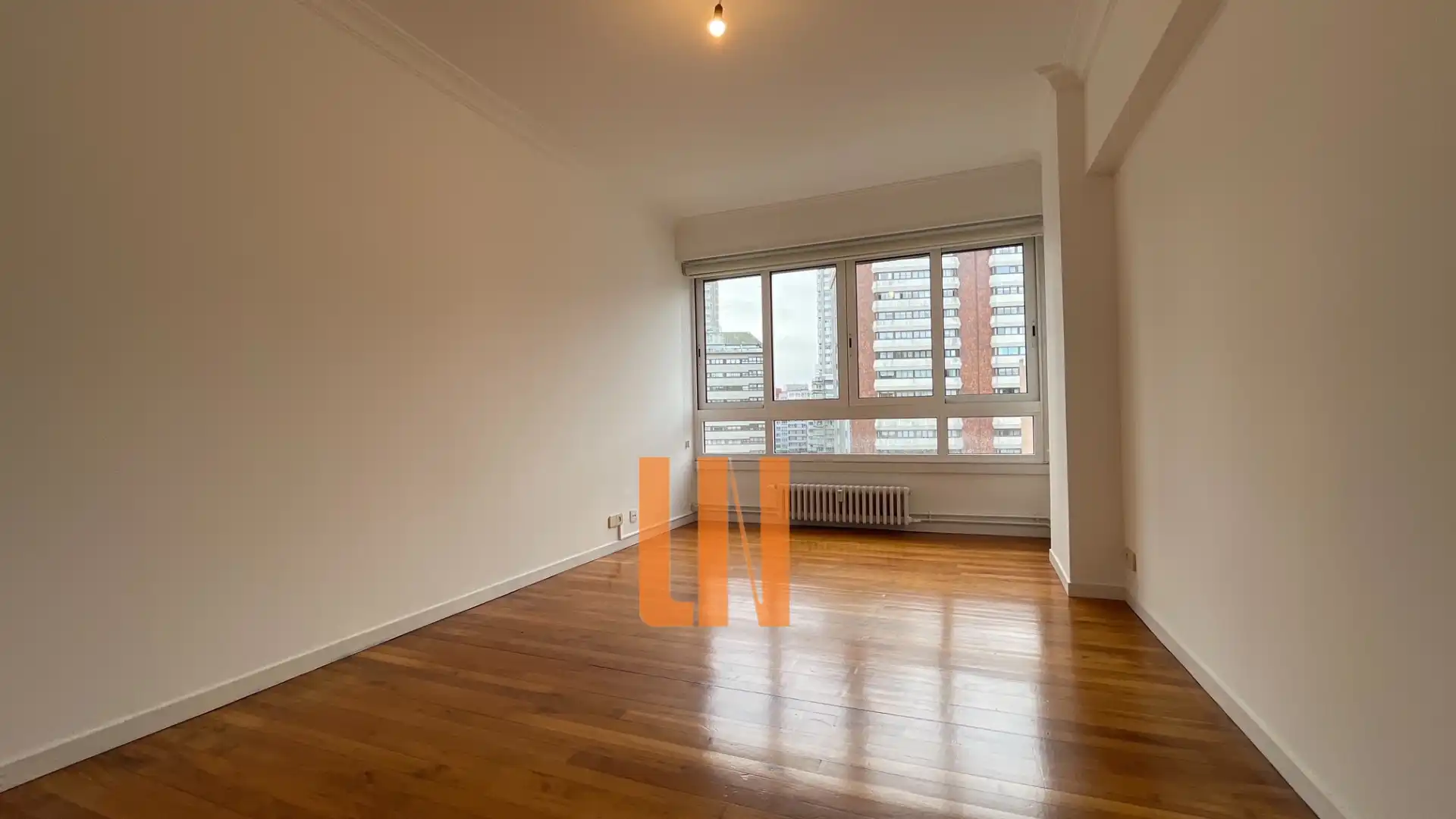 Schlafzimmer von Wohnung zur Miete in A Coruña Capital  mit Heizung, Parkett und Ofen