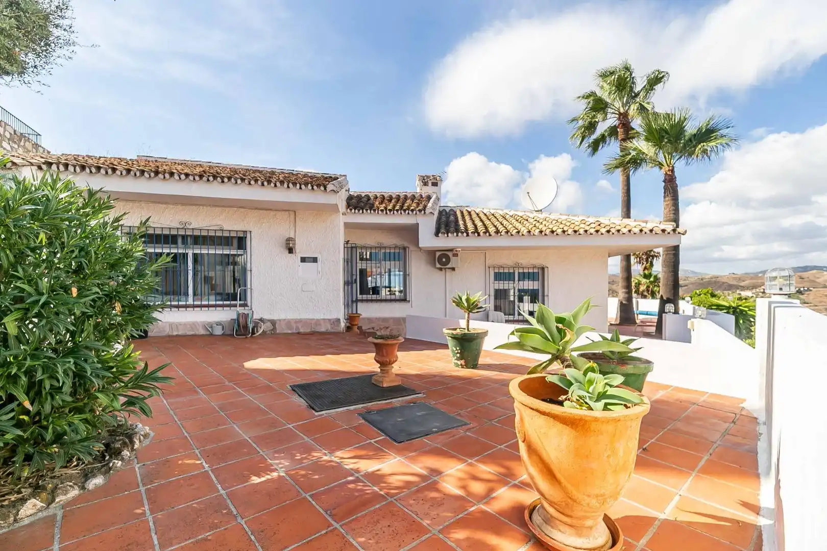 Vista exterior de Casa o xalet en venda en Mijas amb Aire condicionat, Jardí privat i Terrassa
