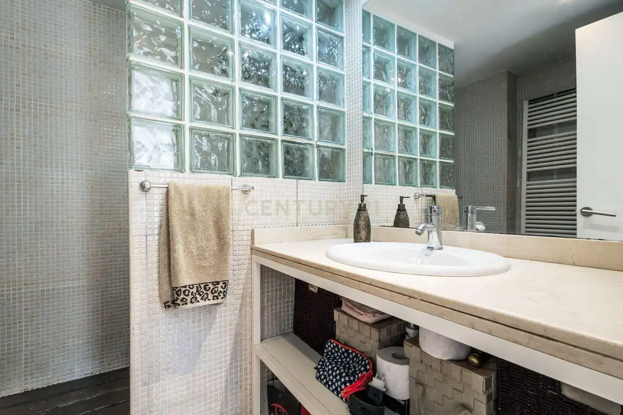 Badezimmer von Einfamilien-Reihenhaus zum Verkauf in Sant Joan Despí mit Klimaanlage und Balkon