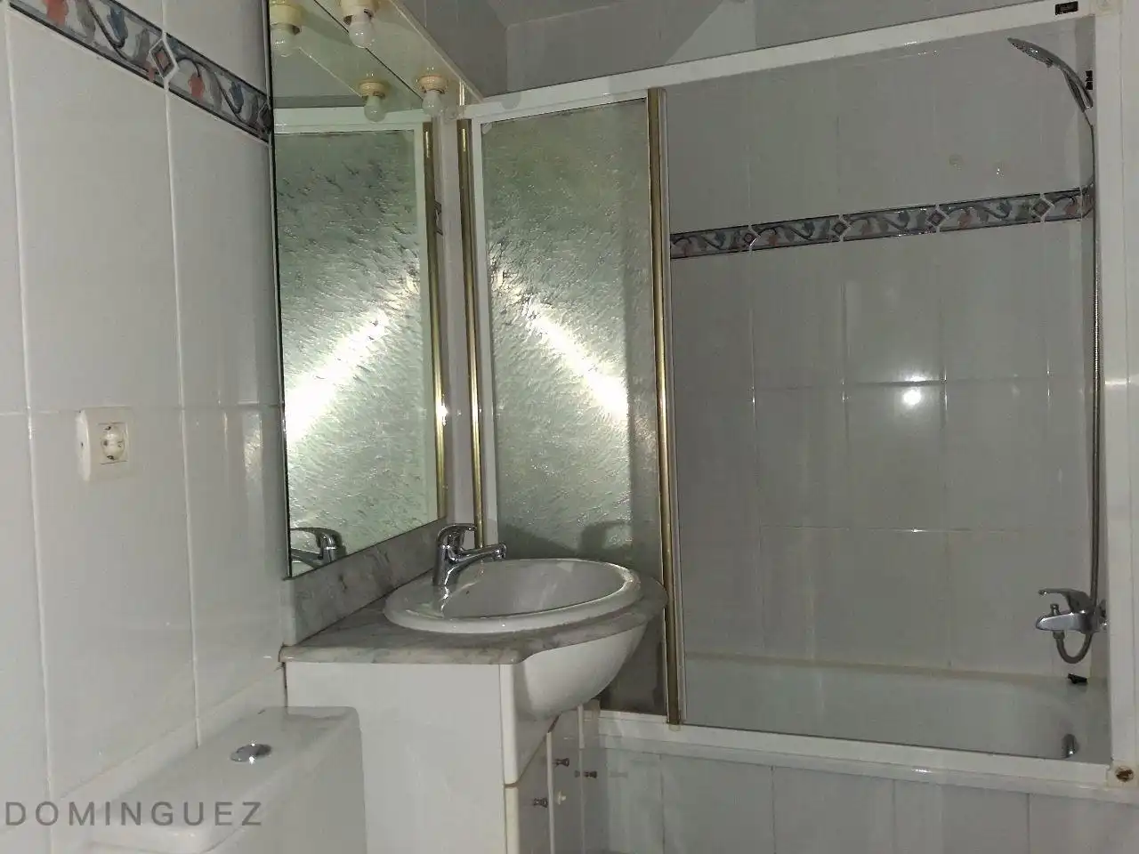 Bathroom of Flat for rent in Vigo   with Heating and Storage room