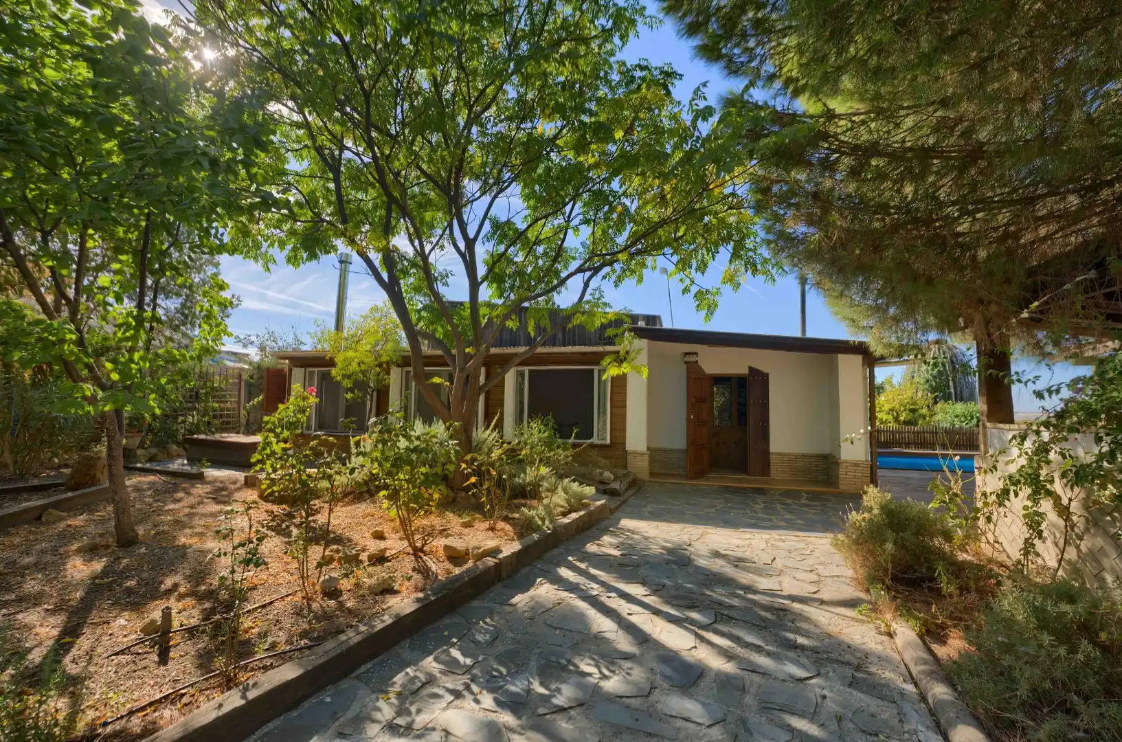 Vista exterior de Casa o chalet en venta en Sanlúcar la Mayor con Aire acondicionado, Jardín privado y Trastero