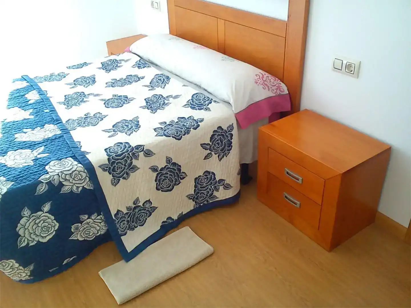 Dormitori de Apartament de lloguer en Laxe amb Parquet i Moblat