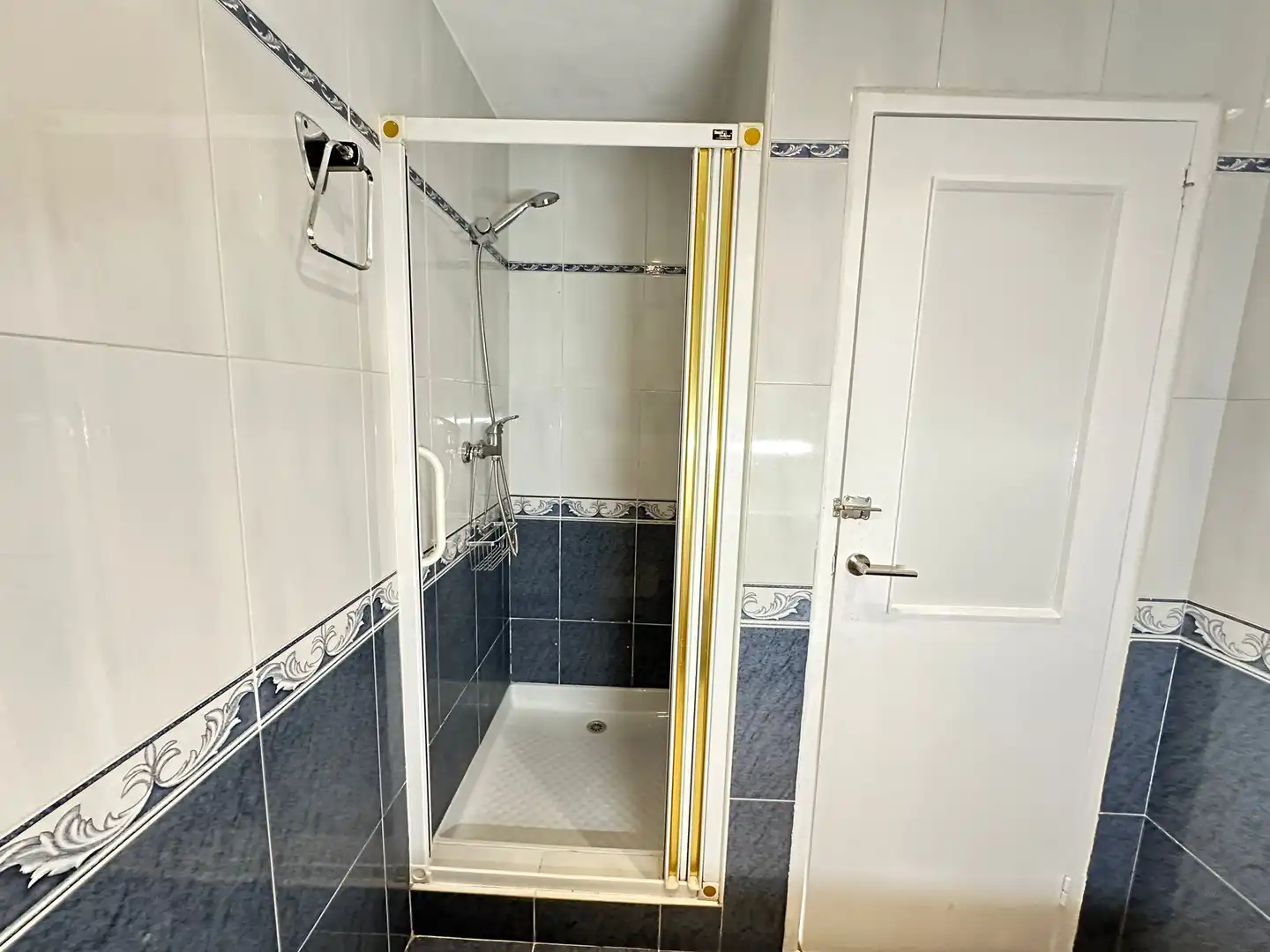 Room in Calle de San Asturio Serrano, 3, Reyes Católicos