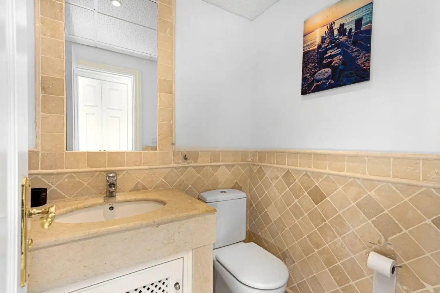 Badezimmer von Wohnungen zum Verkauf in Casares mit Klimaanlage, Heizung und Privatgarten