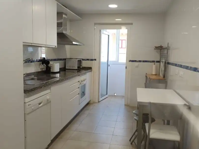 Cuina de Apartament de lloguer en Sotogrande amb Aire condicionat i Terrassa