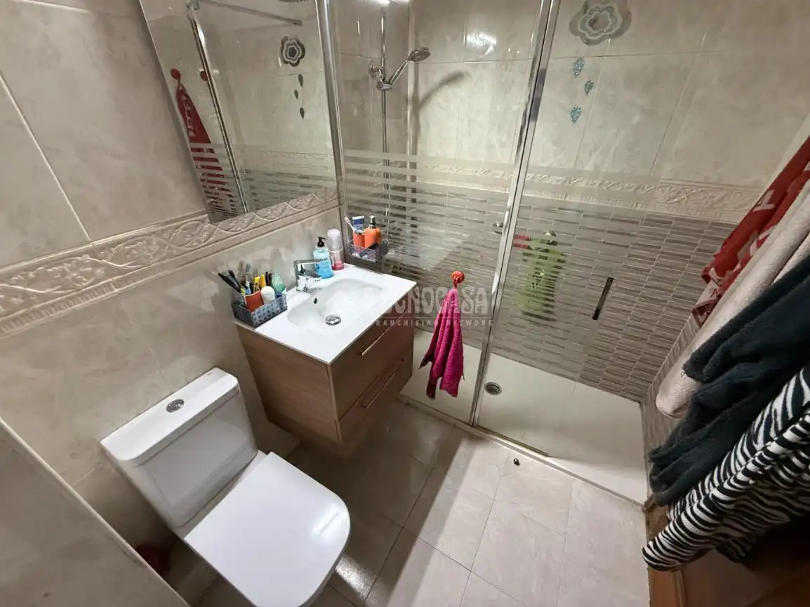 Bathroom of Flat for sale in Madrid
