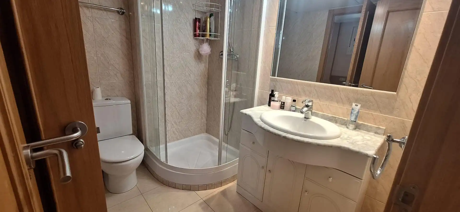 Baño de Apartamento de alquiler en Benidorm con Aire acondicionado, Jardín privado y Amueblado