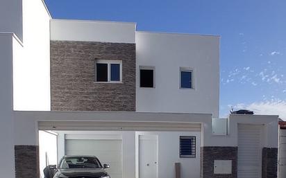 Exterior view of Single-family semi-detached for sale in Churriana de la Vega  with Air Conditioner and Swimming Pool