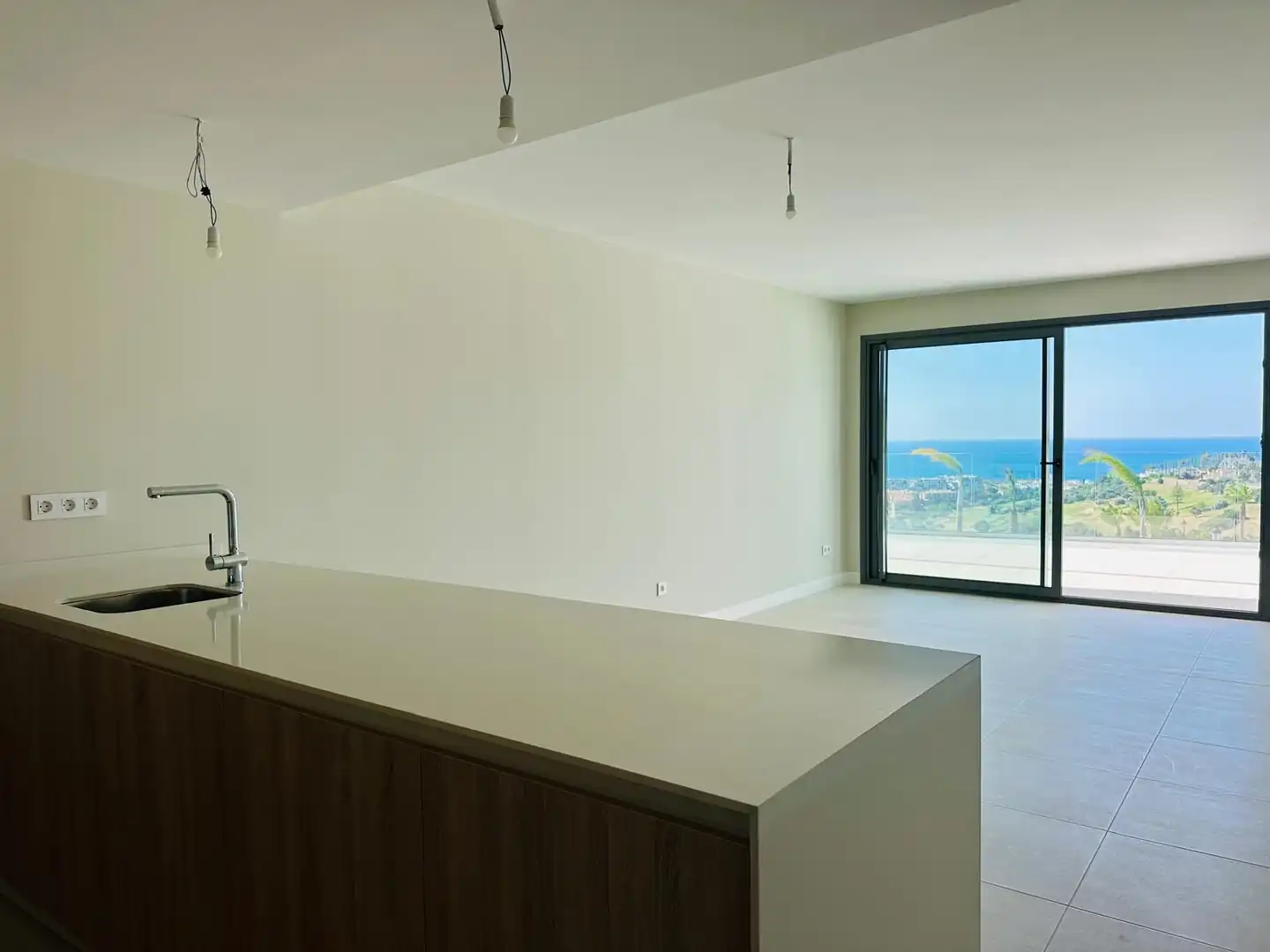 Wohnzimmer von Wohnungen zum Verkauf in Manilva mit Klimaanlage, Heizung und Terrasse