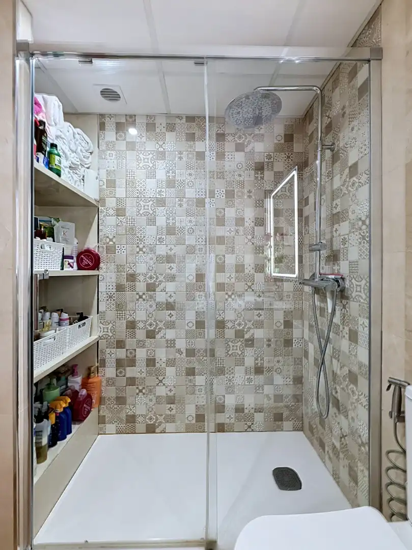 Bathroom of Flat for sale in Málaga  with Air Conditioner, Terrace and Oven