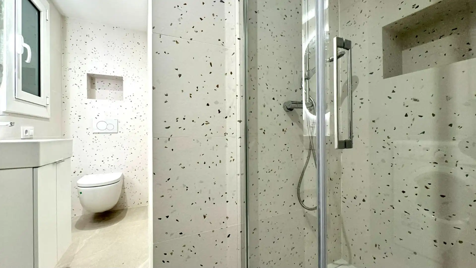 Badezimmer von Wohnung zum Verkauf in Barcelona mit Klimaanlage, Heizung und Parkett