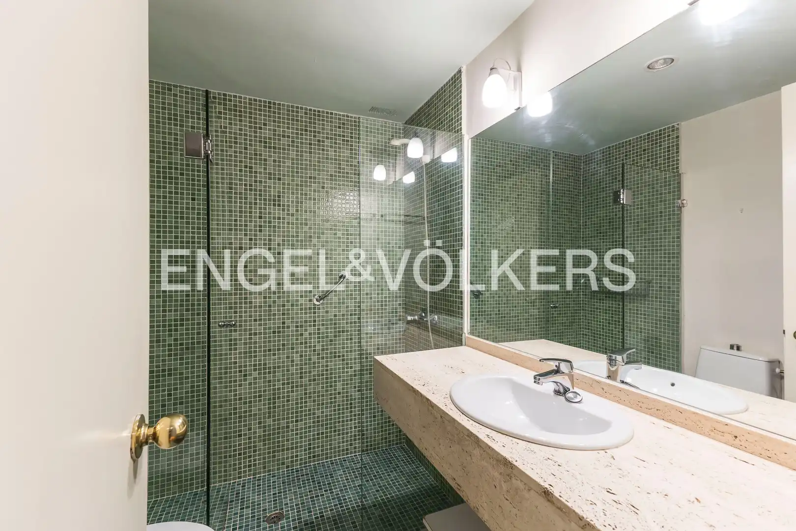 Bathroom of Flat for sale in Madrid  with Heating, Private garden and Parquet flooring