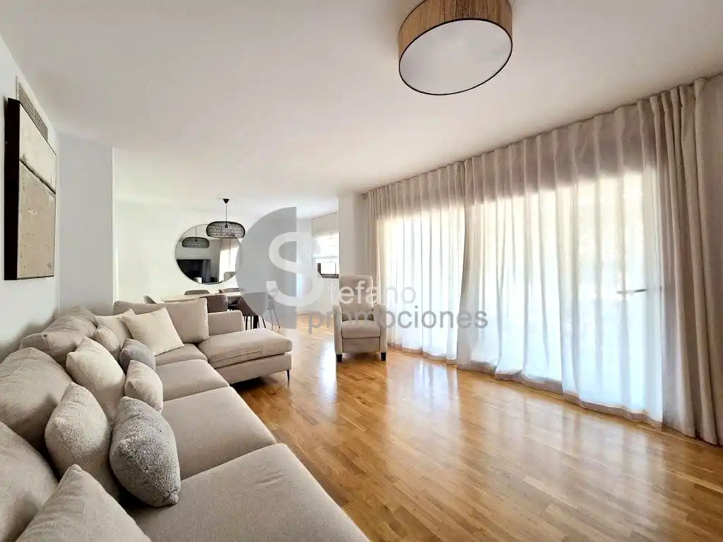 Sala d'estar de Casa adosada en venda en Málaga amb Aire condicionat, Jardí privat i Terrassa