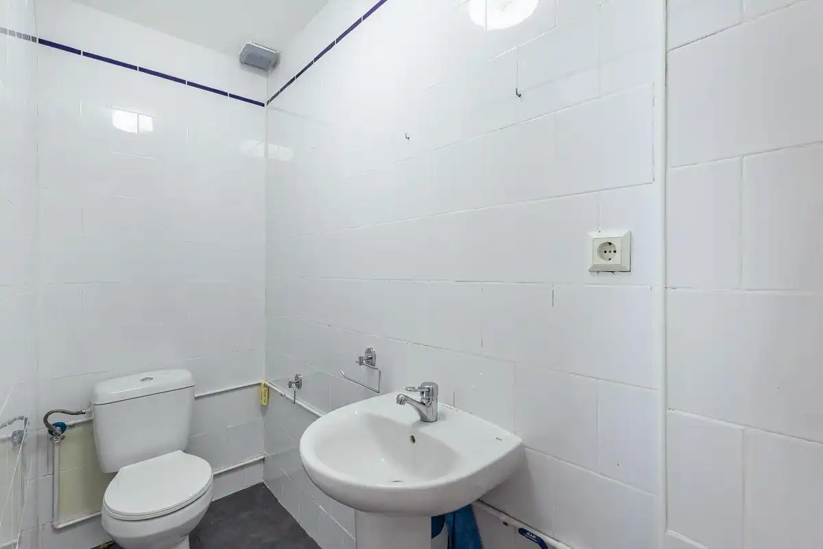 Baño de Local de alquiler en Granada con Aire acondicionado