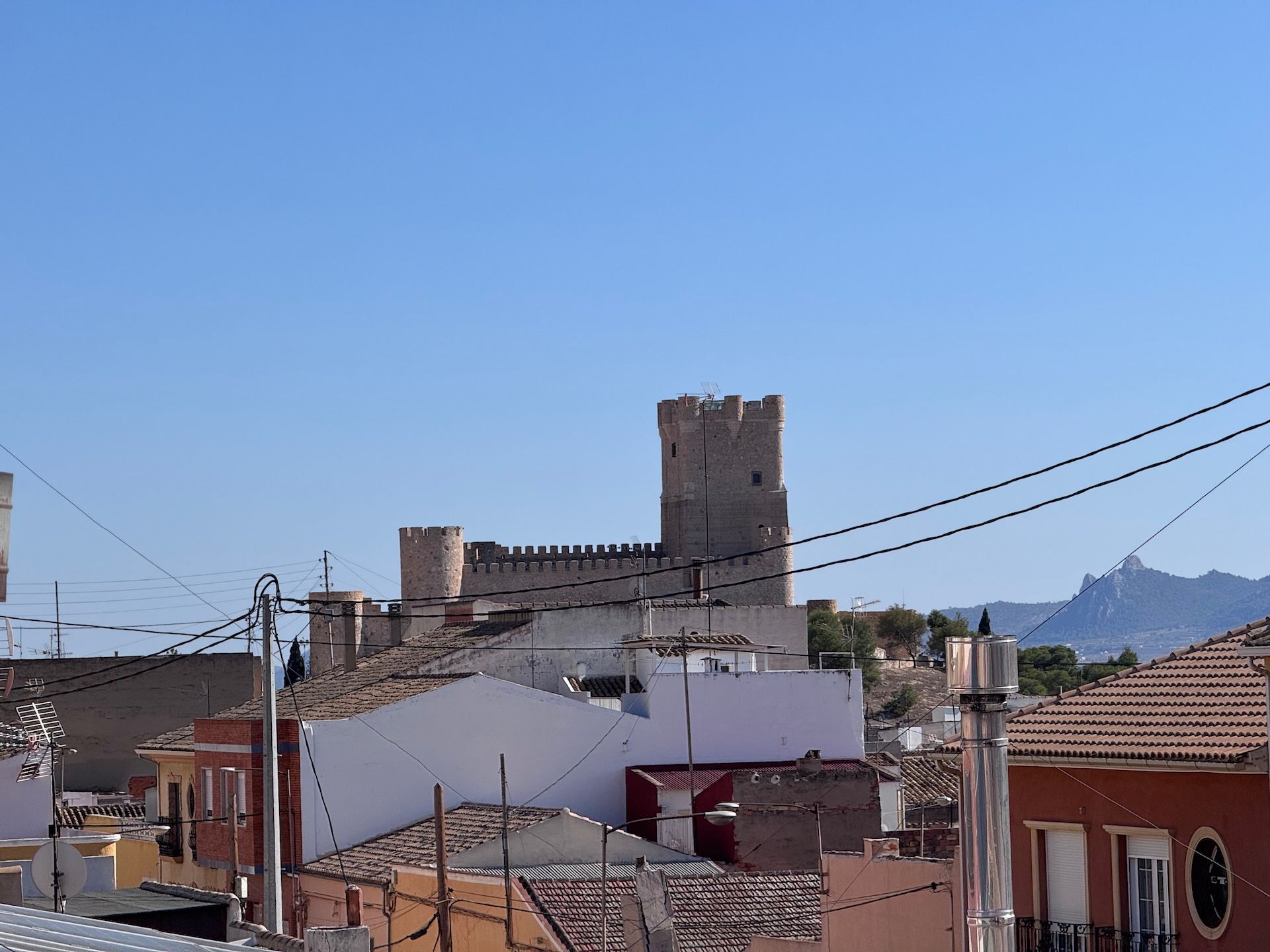 Vista exterior de Casa adosada en venda en Villena amb Terrassa i Traster