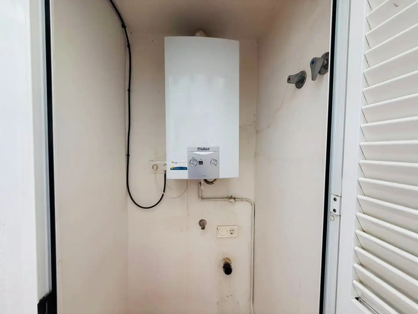 Bathroom of Flat for sale in Vélez-Málaga  with Air Conditioner, Heating and Storage room