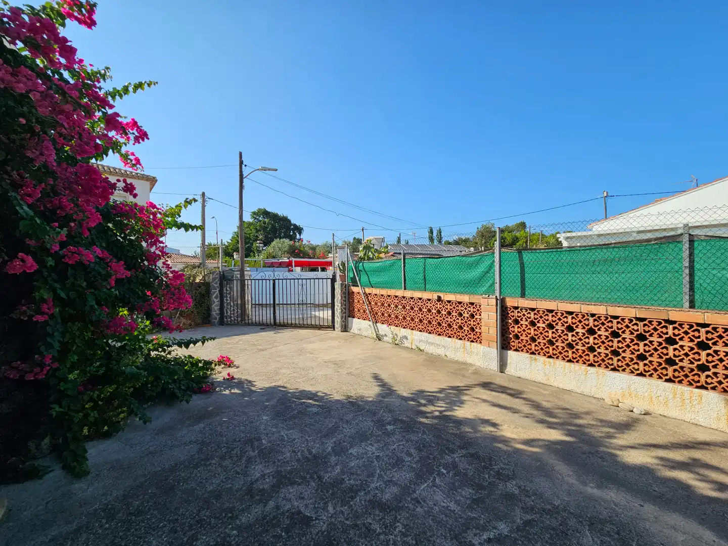Vista exterior de Casa o xalet en venda en Oliva amb Jardí privat, Piscina i Moblat