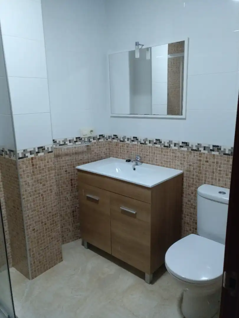 Baño de Piso de alquiler en Santiago de Compostela  con Calefacción, Parquet y Amueblado