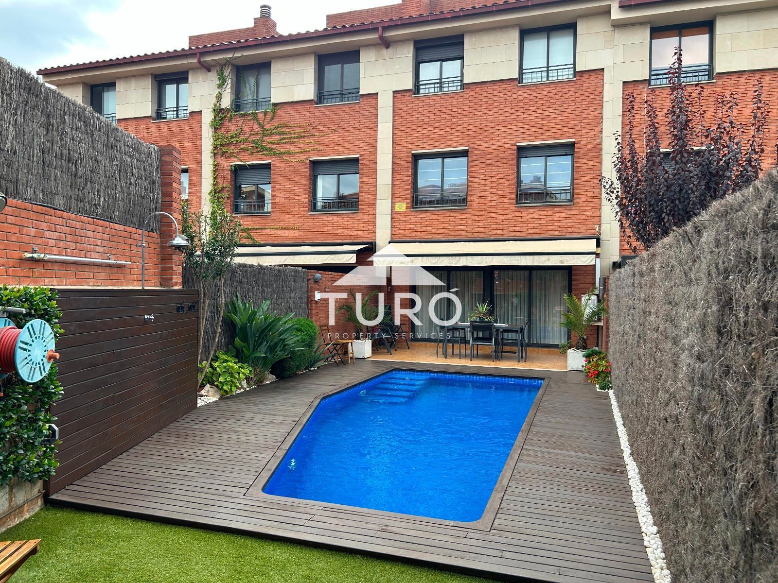 Piscina de Casa adosada en venda en Sant Cugat del Vallès amb Aire condicionat, Calefacció i Jardí privat