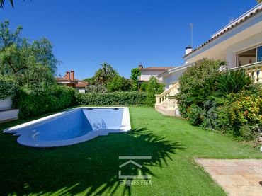 Detached house with balcony for sale in Centre