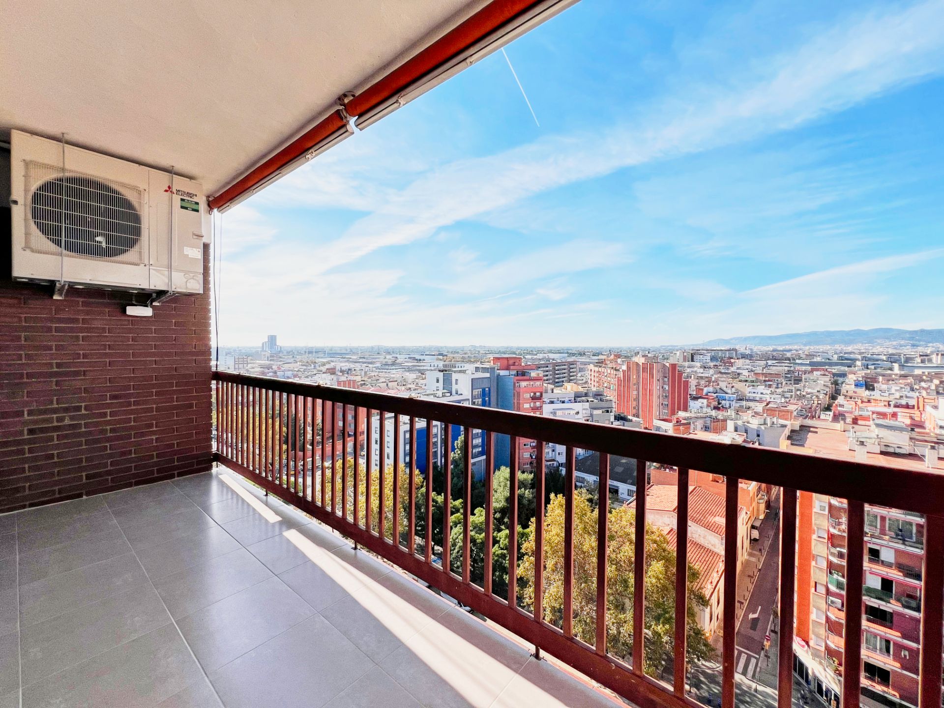 Exterior view of Attic for sale in L'Hospitalet de Llobregat  with Air Conditioner, Heating and Parquet flooring