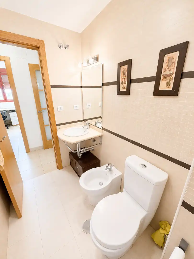 Bathroom of Flat for sale in Sevilla  with Air Conditioner and Community pool