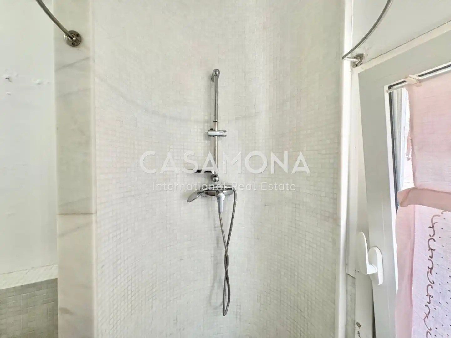 Badezimmer von Maisonette zum Verkauf in Barcelona mit Klimaanlage, Terrasse und Balkon
