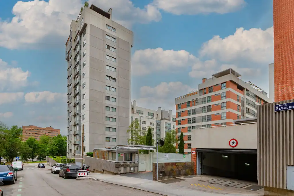 Exterior view of Flat for sale in Madrid  with Storage room and Swimming Pool