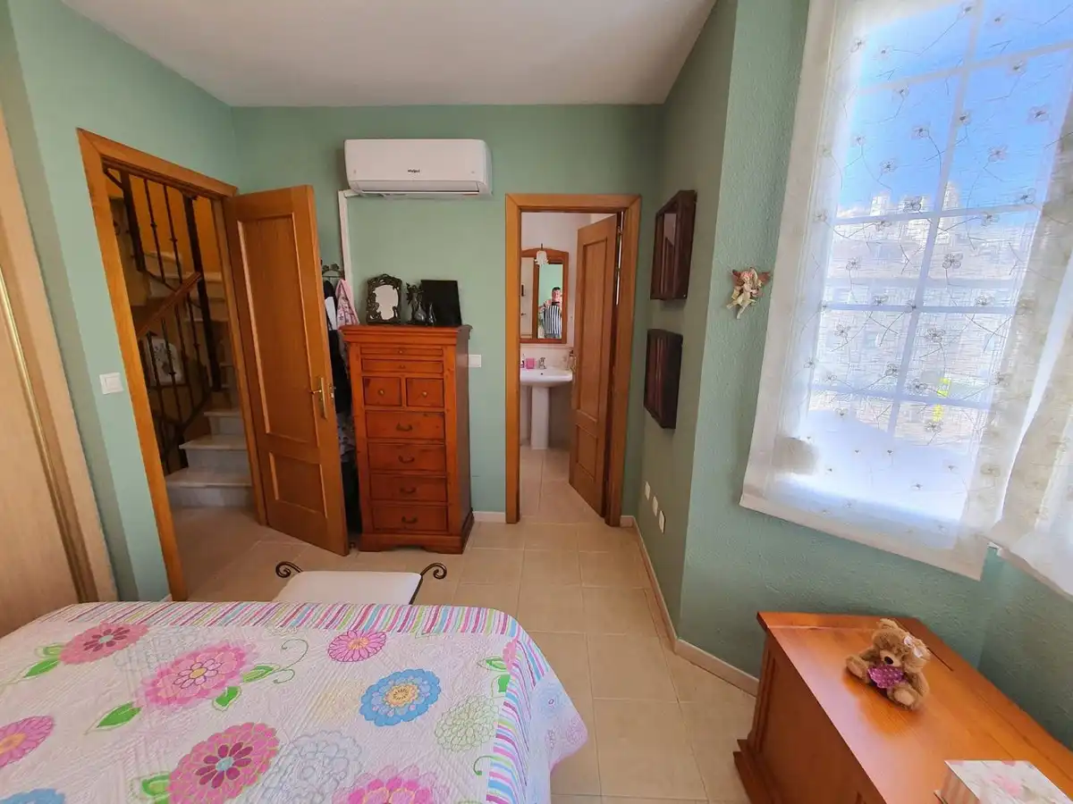 Habitación de Casa adosada en venta en Málaga con Aire acondicionado, Calefacción y Terraza