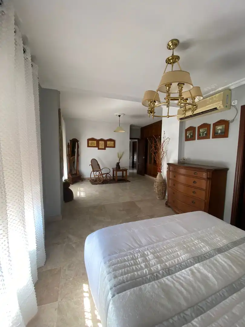 Dormitori de Casa o xalet en venda en Dos Hermanas amb Aire condicionat, Calefacció i Jardí privat