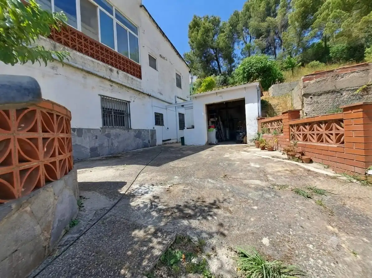 Vista exterior de Casa o xalet en venda en Rubí amb Calefacció, Terrassa i Traster