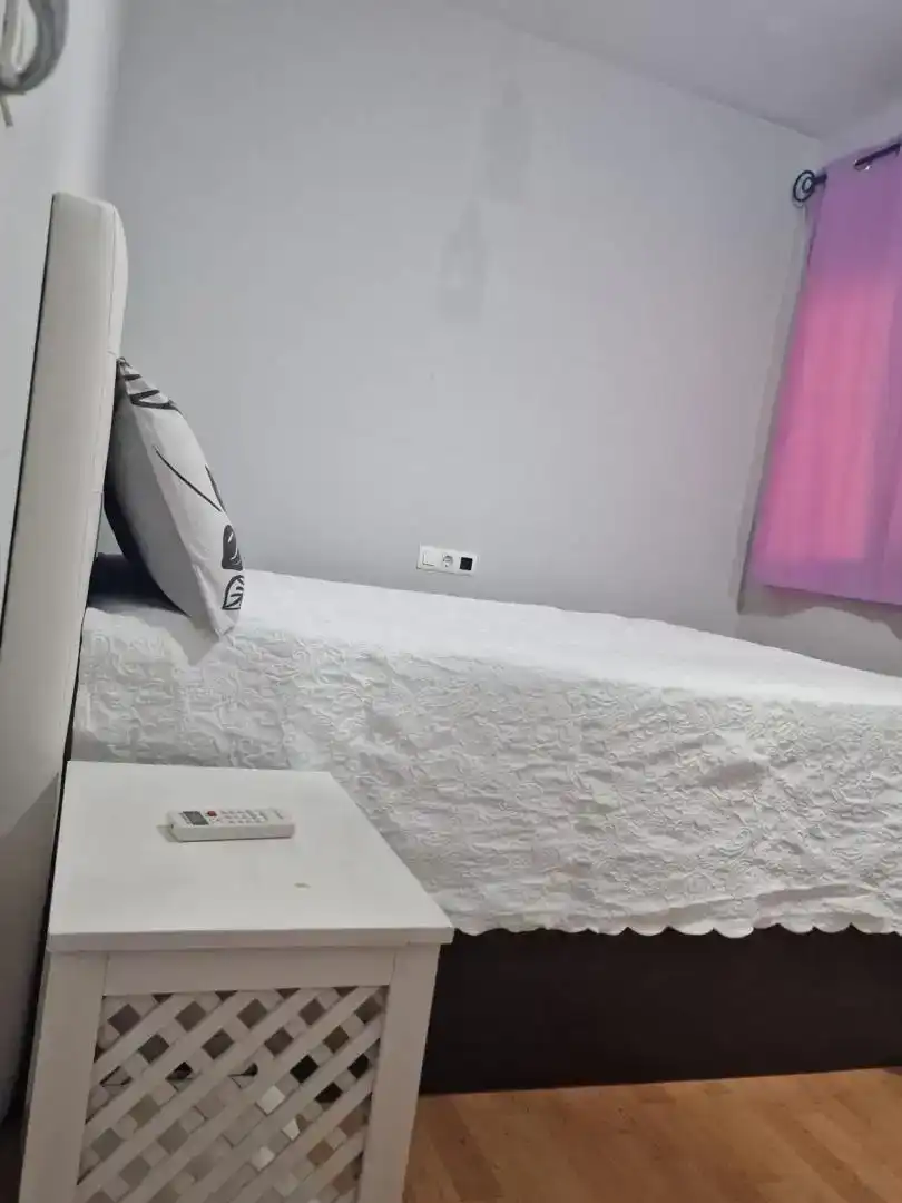 Dormitori de Apartament de lloguer en Churriana de la Vega amb Aire condicionat, Parquet i Piscina