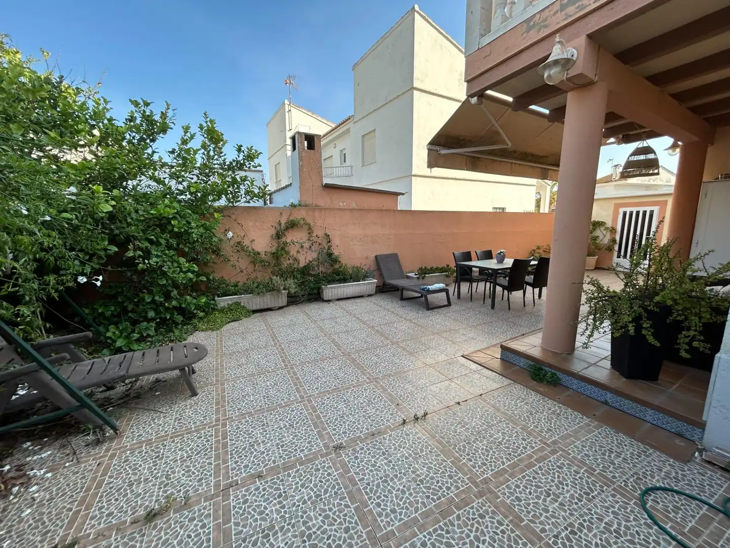 Terrasse von Einfamilien-Reihenhaus zum Verkauf in Cullera mit Klimaanlage, Privatgarten und Terrasse